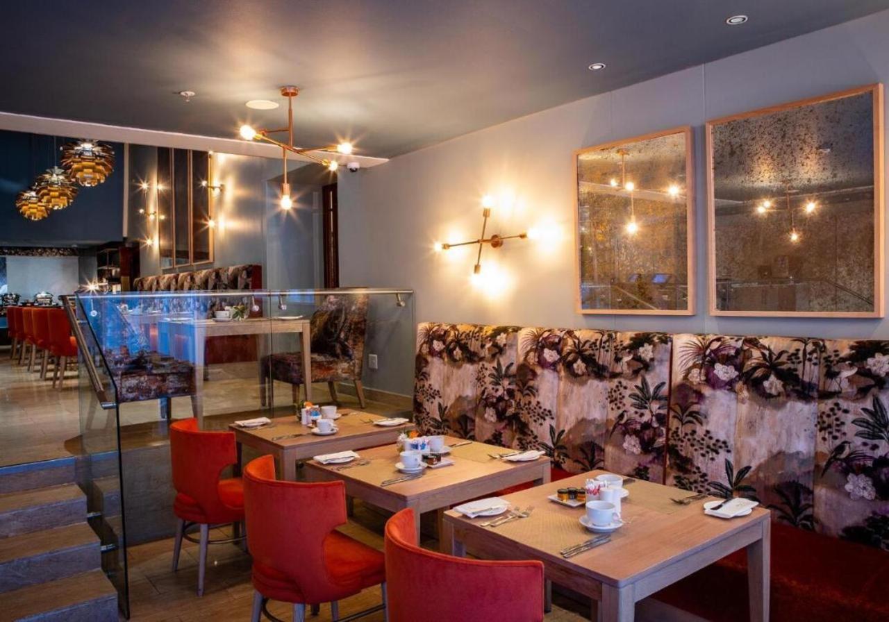 Hotel Taj Executive Suites, Private