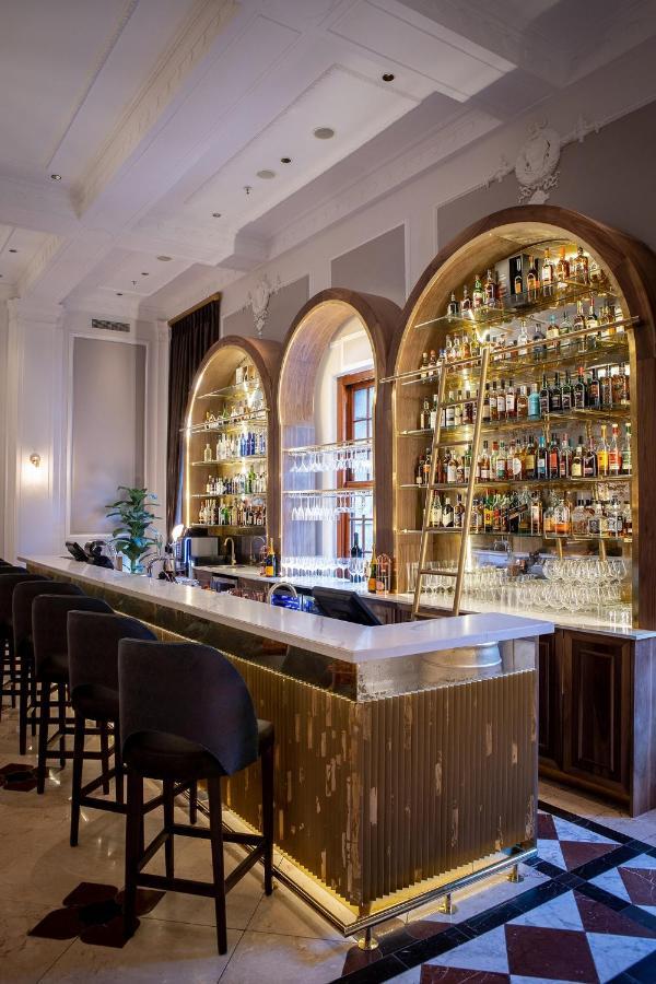 Hotel Taj Executive Suites, Private